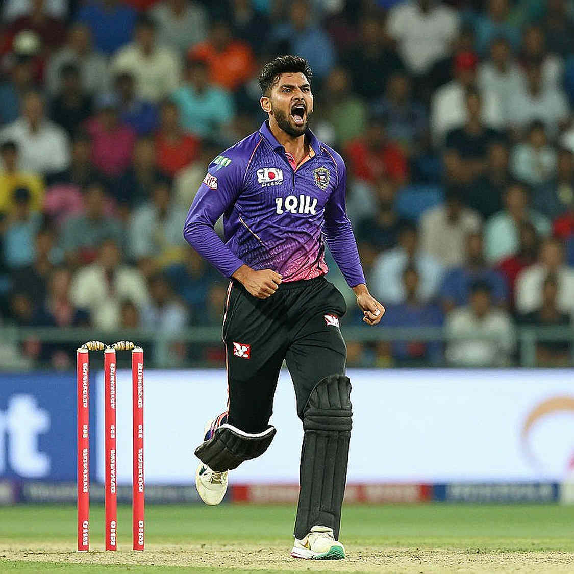 শারজার ওপরের সারি: উপসাগরের ক্রিকেট ভিড় কীভাবে নিজের দেশ ভাড়া করে